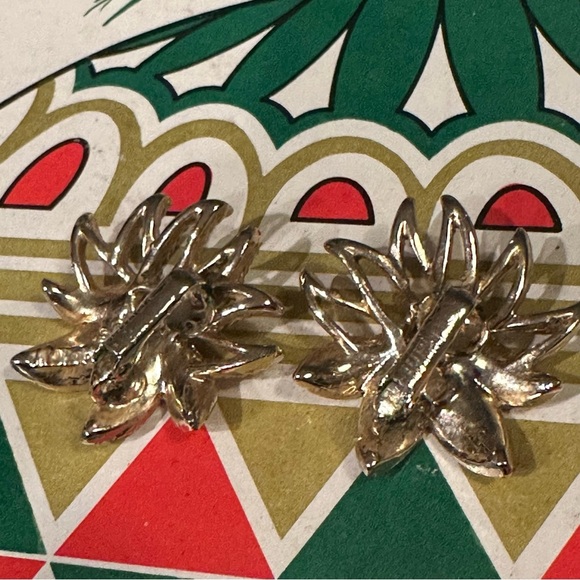 Vintage Sarah Coventry Gold Tone Flower Poinsettia Clip On Earrings - Picture 3 of 6